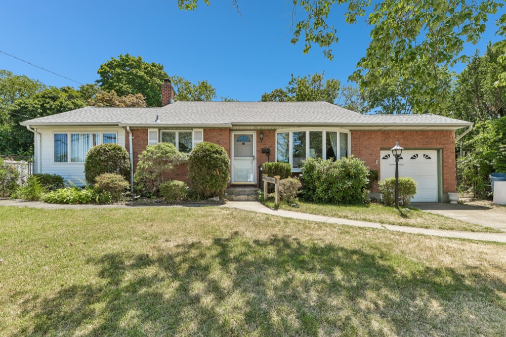 24 Oakley Drive, Huntington Station — in contract
